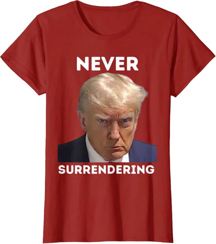 Vista 47 de Triumph Never Surrendering - Camiseta Trump Mug Shot, Negro