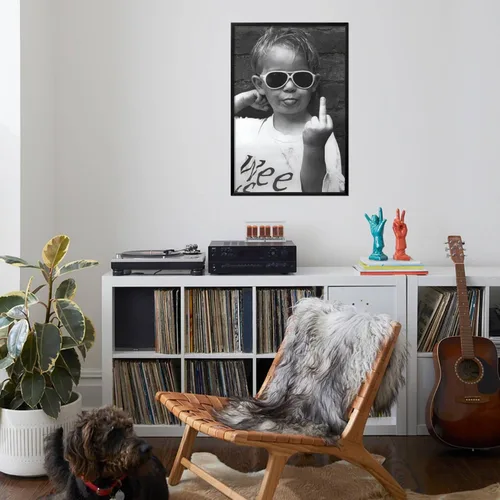 Vista 4 de AllPosters Póster de pared de alta mamá (dedo medio) sobre marco negro, 24 x 36 pulgadas