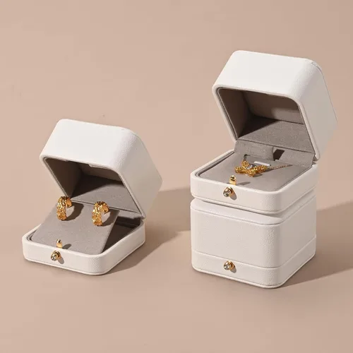 Vista 5 de Caja de regalo de anillo de joyería de cuero PU de gama alta blanca Caja de anillo de compromiso de propuesta interior de microfibra