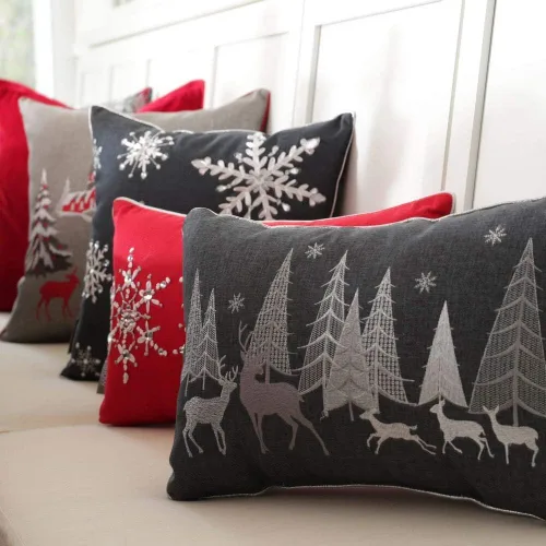 Vista 4 de Pillow Perfect Almohada lumbar decorativa con escena del bosque navideño, 12 x 18 pulgadas, gris/blanco