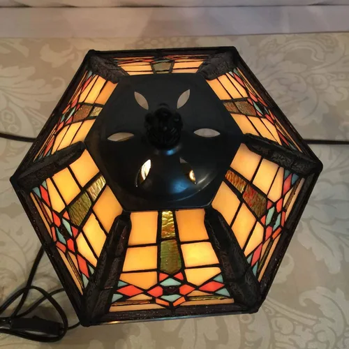Vista 6 de Bieye L10791 - Lámpara de mesa estilo misión con luz nocturna de vidrio manchado Tiffany y pantalla cónica hexagonal, 10 pulgadas de ancho x 16