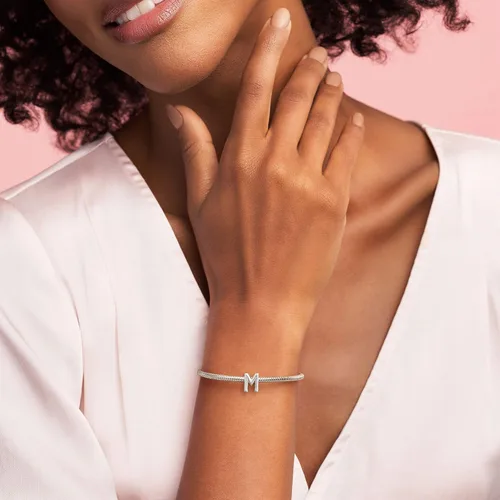 Vista 3 de PANDORA Dije de letras del alfabeto Compatible con pulseras Pandora Moments Joyería para mujer Regalo para mujeres en tu vida Hecho con plata