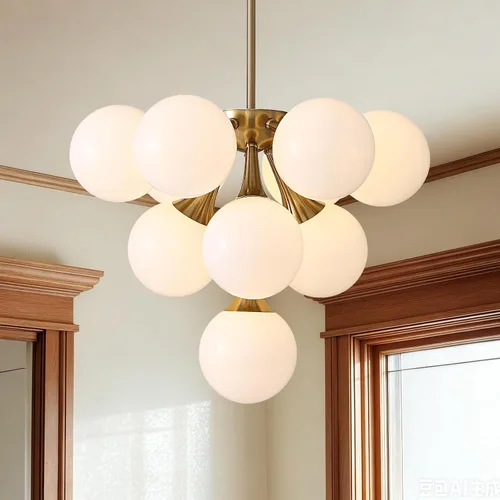 Vista 14 de Candelabro de mediados de siglo, lámpara colgante Sputnik de latón dorado con pantalla de lámpara de vidrio blanco, Candelabros lineales de globo