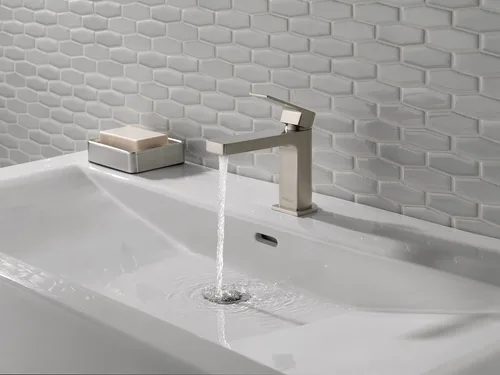 Vista 2 de Peerless Xander - Llave cromada de lavabo de un solo orificio para baño, con una sola manija, montaje de drenaje