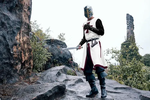 Vista 6 de Ryannology Disfraz de cruzado medieval para hombre, templario, renacentista, caballero guerrero, túnica retro para Halloween, cosplay, top con cruz