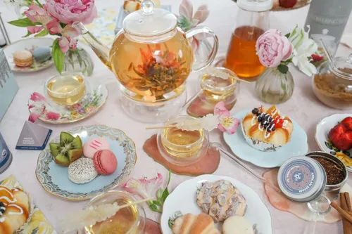 Vista 2 de Tetera de vidrio Teabloom segura para estufa y microondas con infusor de té de vidrio extraíble – Incluye 2 tés florecientes – Hervidor de té