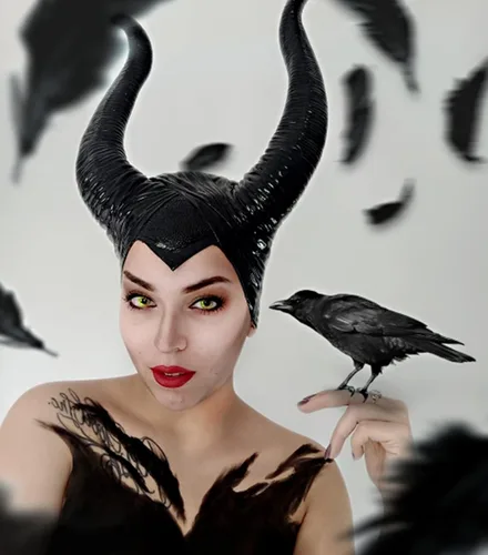 Vista 3 de L'VOW chal gótico con plumas negras y cuernos de Maleficent, disfraz de cuervo para Halloween