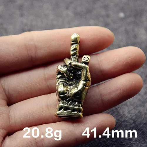 Vista 2 de Estatua erecta de mano de latón con dedo medio, estatua de bolsillo de mano de cobre, decoración de escritorio para el hogar