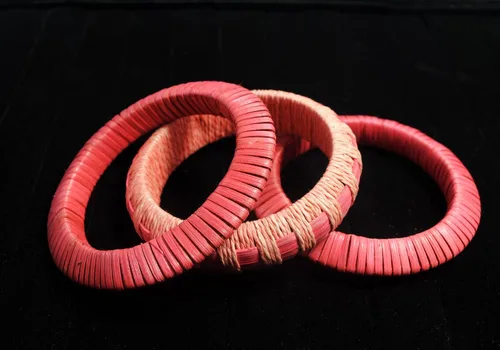 Vista 4 de Pure Hands Juego de 3 pulseras de ratán de rafia rosa y caña natural, hechas a mano, sostenible, hechas a mano, inspiradas en el arte