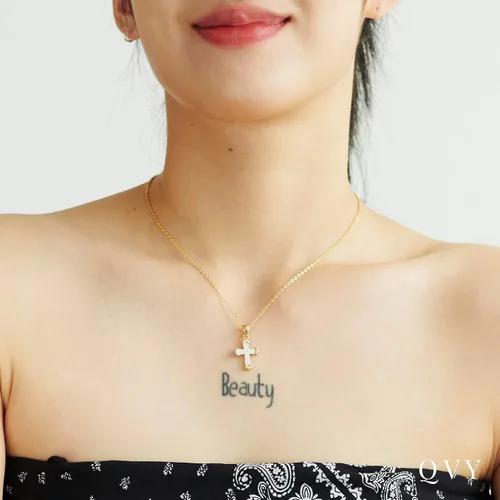 Vista 5 de Collar con colgante de cruz para mujer Cruz blanca de nácar Cruz negra de piedra de ónix Acero inoxidable chapado en oro real de 14 quilates