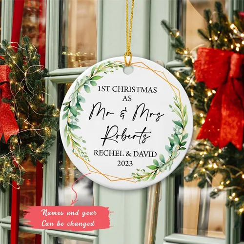 Vista 2 de Adorno de 1ª Navidad como el señor y la señora 2025, adorno de cerámica casado nuestra primera Navidad, adorno personalizado de Mr & Mrs para Adorno