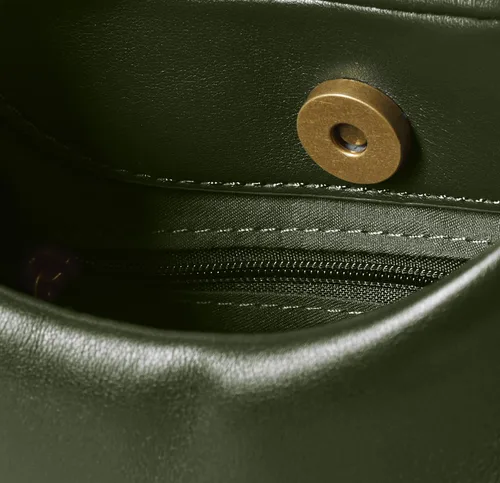 Vista 4 de The Drop Bolso Addison de volumen suave con asa superior para mujer