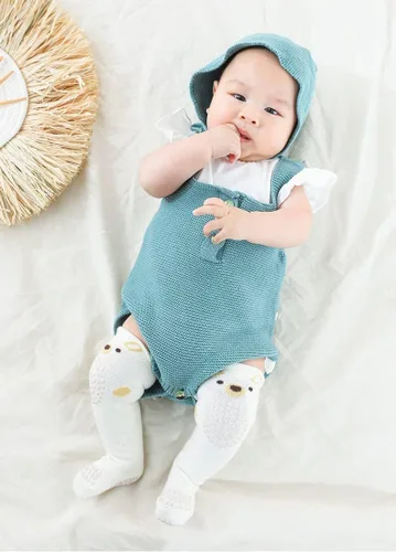 Vista 6 de Calcetines altos hasta la rodilla para niños pequeños, para niña y niño, antideslizantes con agarres, calcetines antideslizantes, calcetines