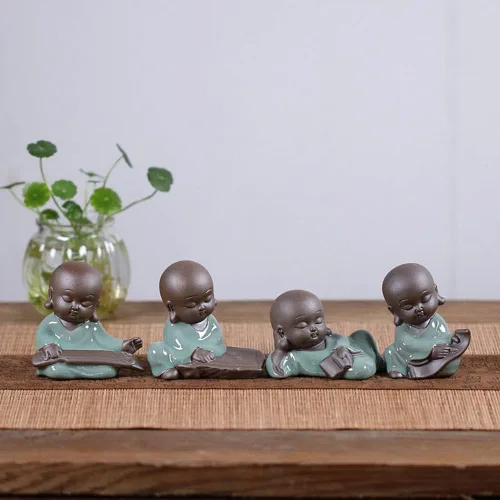 Vista 6 de Linda estatua de monje bebé, figura de monje de pintura china, mascota de té de monje de Buda pequeño de cerámica para decoración de mesa de té