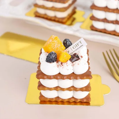Vista 2 de Efavormart - Paquete de 50 bandejas de papel rectangulares doradas para postres, tableros para tartas, 2.4 x 4 pulgadas