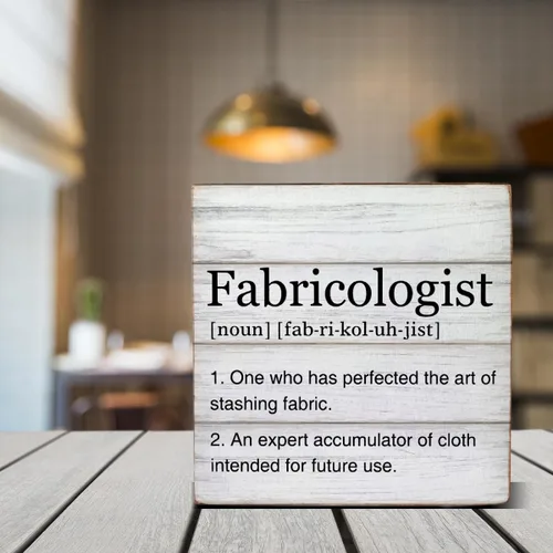 Vista 4 de Dumyum Caja de Signo de Madera Definición de Fabricologist Regalos para Amantes de la Costura Dumyum Signo Decorativo de Madera para Escritorio