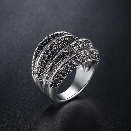 Vista 2 de Mytys Anillos llamativos para mujer con circonitas negras, diseño ondulado, anillo de banda ancha vintage