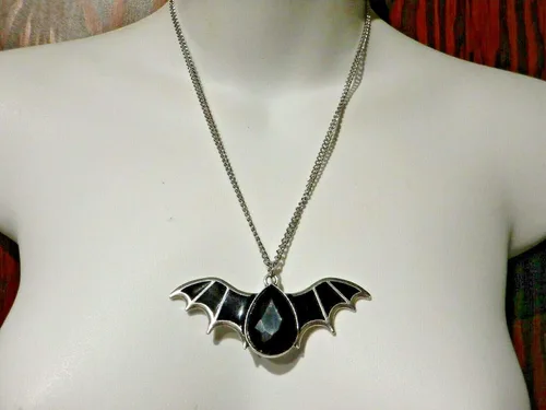 Vista 2 de Colgante grueso gótico de vampiro con alas de murciélago y lágrima en tono plateado, collar de cadena de Halloween punk, Aleación, esmalte, epoxi