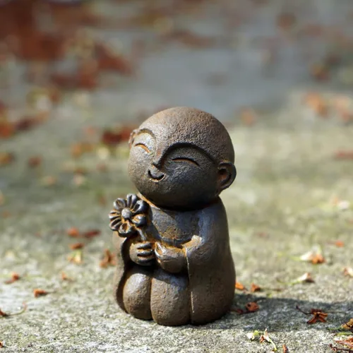 Vista 4 de OwMell Estatua de monje japonés de Jizo, figura de Buda Jizo, estatua conmemorativa del acuario, adorno de flores de hierro