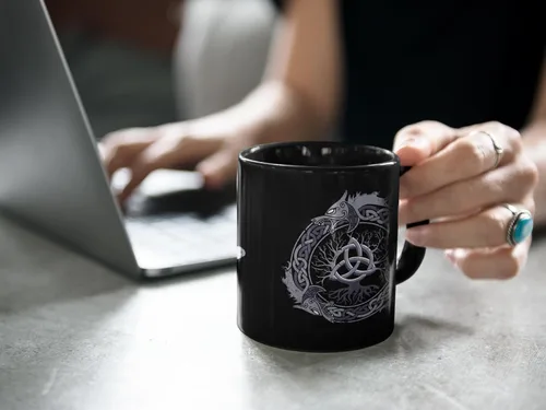 Vista 4 de Soul'n'Passions Triquetra Tree of Life - Taza de cerámica nórdica Yggdrasil, 11 onzas, color negro