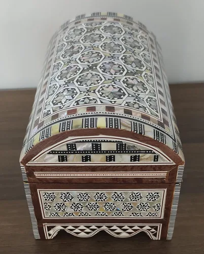 Vista 5 de Joyero de madera con incrustaciones de madreperla egipcia hecha a mano 8 "x 5" x 5 pulgadas... M04