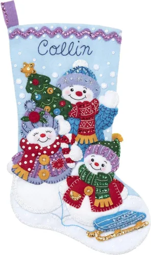 Vista 2 de Bucilla 89232E - Kit de calcetines de Navidad con apliques de fieltro, 18 pulgadas, retrato familiar de nieve