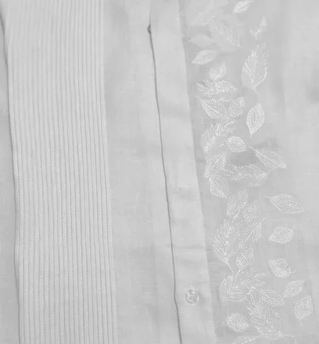 Vista 6 de Camisa bordada y plisada. Cuello mandarín. 100% Lino.
