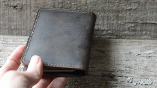 Vista 5 de Cartera minimalista hecha a mano de cuero envejecido para hombres tarjetero para regalos flores marrones