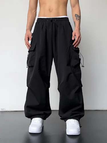Vista 7 de OYOANGLE Pantalones cargo para hombre, cintura elástica, bolsillos con solapa, pantalones de harén holgados de hip hop