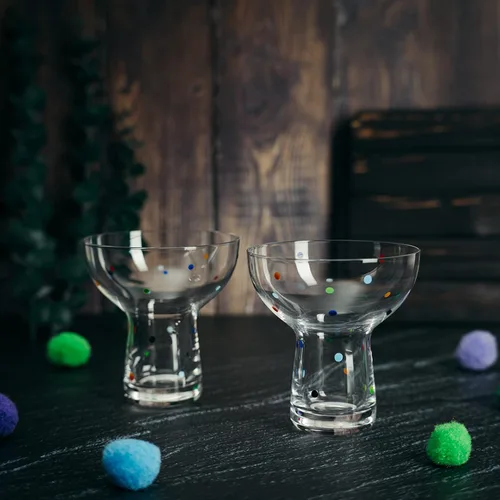 Vista 4 de Vasos coloridos soplados a mano con lunares – Margarita de confeti, copa de vino y Martini con puntos brillantes – Divertida cristalería retro