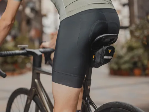 Vista 4 de Topeak Aero Wedge Pack DX Small – Bolsa expandible debajo del sillín de 0,5 L con soporte QuickClick F25, tira reflectante y bolsillos laterales