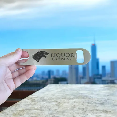Vista 3 de Abridor de botellas: el licor está llegando