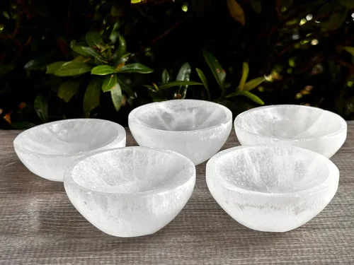 Vista 2 de GAF TREASURES Cuenco de selenita circular de 2.5 pulgadas, cristal de selenita tallado con piedras preciosas, cuenco de meditación, cuenco de reiki