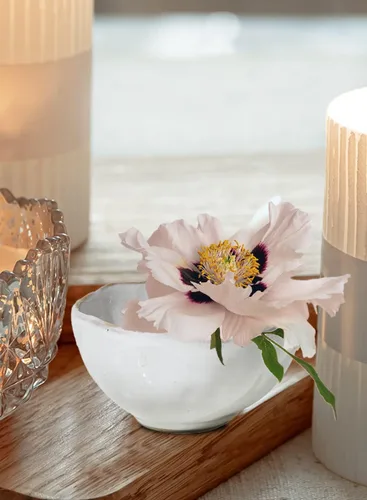 Vista 3 de Serene Spaces Living Juego de 4 cuencos de cerámica esmaltada extra pequeños con borde de forma libre, centro de mesa para bodas vintage, eventos