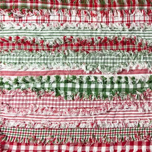 Vista 3 de Tela de Algodón Casera Roja y Verde de Feliz Navidad 22 piezas 2.5" X 44" Rollo Precortado (Jelly Roll) por JCS