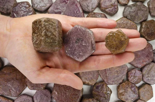 Vista 6 de Fantasia Materiales: Rubí grande de 1 libra en forma hexigonal natural piedras ásperas de la India