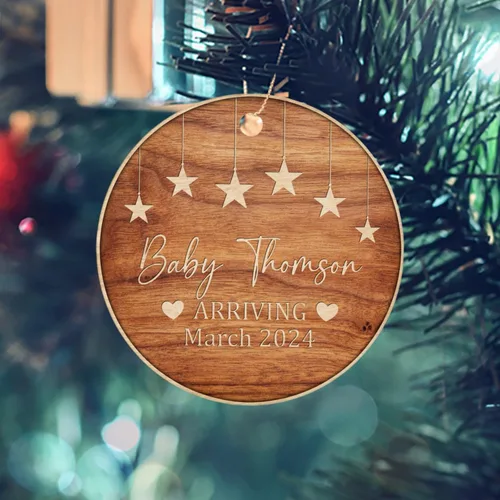 Vista 3 de Adorno personalizado para bebé que llega 2027, adorno de Navidad de Bump, elige el nombre del bebé y el año de Navidad para el nuevo abuelo abuela