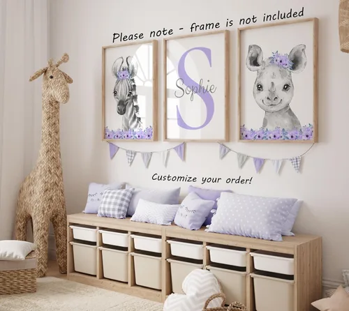 Vista 3 de Juego de 3 pósteres de animales de safari para niñas, habitación del bebé, sin marco, con nombre personalizado, flores rosas o moradas, decoración