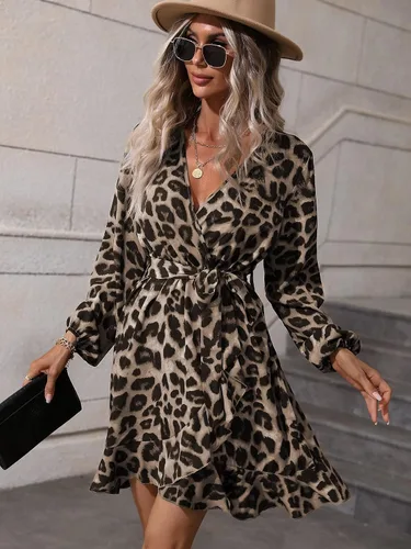 Vista 5 de WDIRARA Vestido corto con estampado de leopardo y cuello en V, manga larga, dobladillo con volantes, acampanado, para mujer