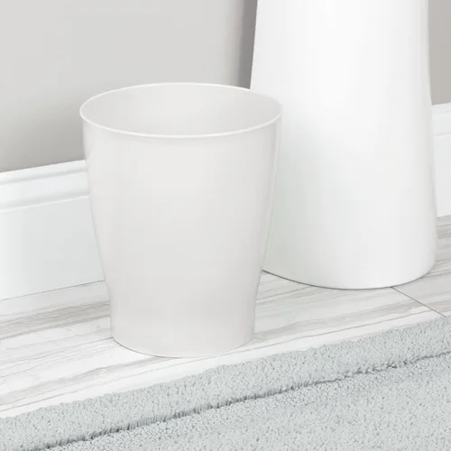 Vista 2 de mDesign Basurero redondo de plástico para baño, papelera de 1.25 galones, papelera para baño, dormitorio y habitación de los niños, cubo de basura