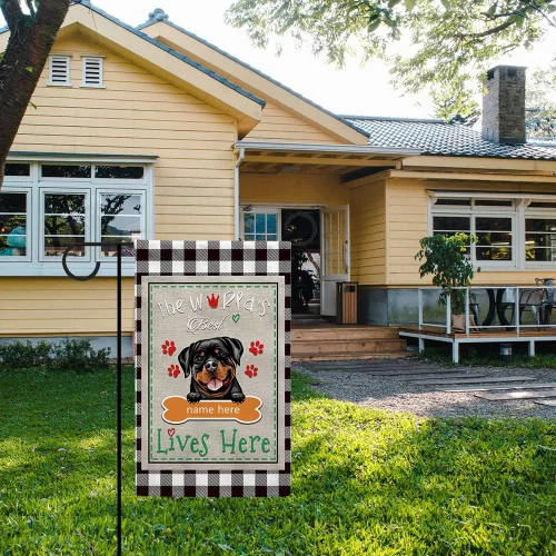 Vista 2 de The World's Best Dog Garden Flag Saint Bernard Dog Lives Here Bone Paw Buffalo Plaid Check 12.5x18 pulgadas Decoración exterior de patio de doble