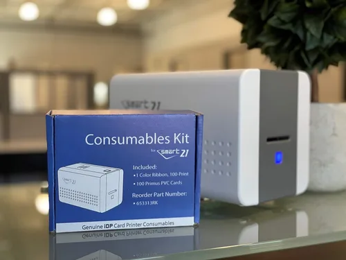 Vista 3 de Kit de consumibles IDP GENUINE SMART-21 YMCKO con 1 cinta de tinta de color de 100 impresiones, 100 tarjetas de PVC Primus y rodillo de limpieza