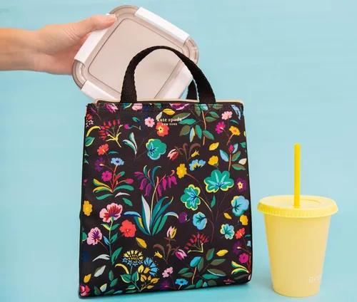 Vista 6 de Kate Spade New York Bolsa de Almuerzo Portátil Suave Refrigeradora, Bolso Térmico con Forro Interior Aislante Plateado y Bolsillo de Almacenamiento