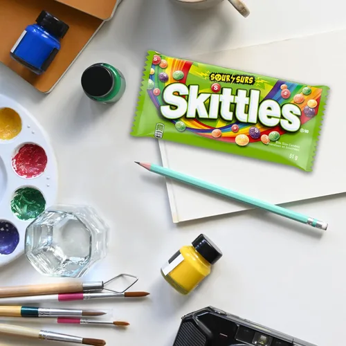 Vista 5 de Skittles Caramelo de fruta masticable Sours 1.80 oz x 24pk, sin gluten, sin gelatina, sabores agrios: lima, limón, naranja, fresa, uva