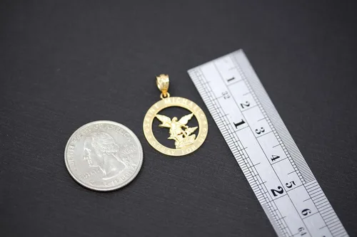 Vista 5 de CaliRoseJewelry Colgante redondo de oro de 14 quilates con dije de San Miguel Pray for Us
