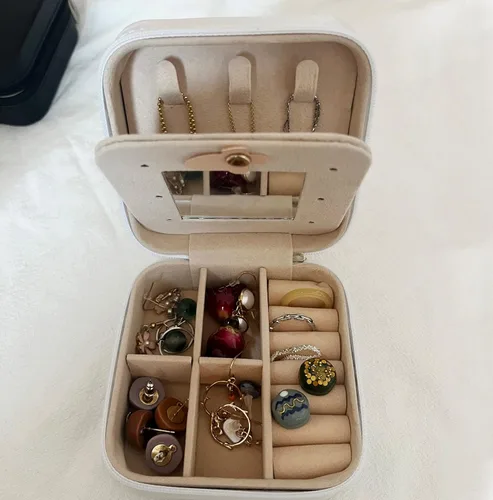 Vista 4 de PHILOPACK Joyero de viaje organizador portátil para joyas, organizador de almacenamiento de piel sintética con espejo, soporte de joyería