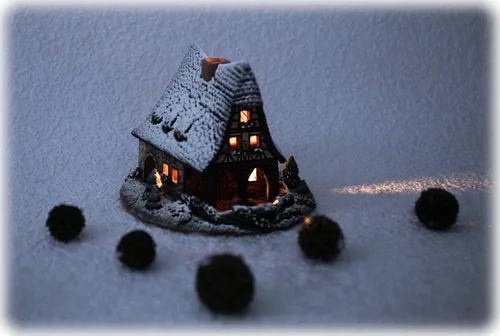 Vista 3 de Colección de casas de pueblo navideño de cerámica – Miniatura hecha a mano de Smithery in Rothenburg, Alemania – Edición de invierno – Portavelas