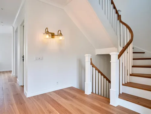 Vista 4 de Aplique de pared de vidrio de 2 luces con pantalla de globo a rayas transparentes, lámpara de pared de latón envejecido industrial para sala