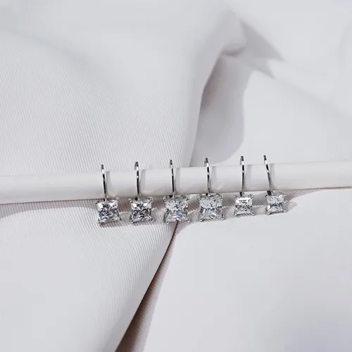 Vista 5 de Tienda Essentials Aretes de plata de ley con cierre de palanca de corte princesa hechos con circonita cúbica Infinite Elements