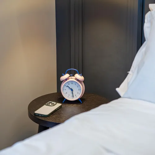 Vista 2 de Fisura – Reloj despertador analógico, sin tictac con luz LED, rosa y azul